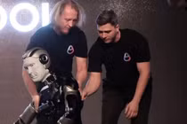 Robot AI đầu tiên của Nga ngã sấp mặt trên sân khấu