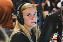 Nữ game thủ CS2 xót xa phải bán bánh kiếm sống