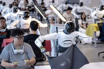 Bên trong công xưởng 10.000 m² huấn luyện robot ở Trung Quốc