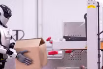 Trung Quốc mở “lò” huấn luyện robot, lao động phổ thông lo mất việc