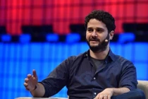 Đồng sáng lập Facebook kiệt sức, thú nhận “phải đeo mặt nạ mỗi ngày”