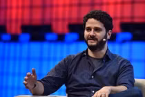 Đồng sáng lập Facebook kiệt sức, thú nhận “phải đeo mặt nạ mỗi ngày”