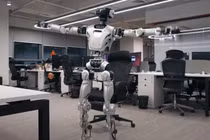 Kinh ngạc robot Trung Quốc vươn vai như nhân viên văn phòng