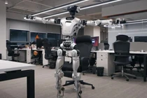 Kinh ngạc robot Trung Quốc vươn vai như nhân viên văn phòng
