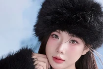 Bắt trend biến hình, nữ MC gây sốt với bikini táo bạo