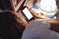 Sau 10h đêm: Thời điểm nguy hiểm nhất để dùng điện thoại