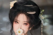 Mỹ nhân cosplay nuôi rắn làm thú cưng gây sốt Douyin