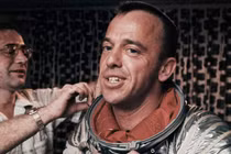 Phi hành gia đầu tiên của Mỹ từng tiểu trong bộ đồ vũ trụ 