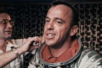 Phi hành gia đầu tiên của Mỹ từng tiểu trong bộ đồ vũ trụ 