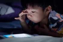 Đừng để Internet đánh cắp tuổi thơ trẻ