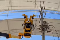 Robot Trung Quốc lần đầu sửa điện trực tiếp 10 kV