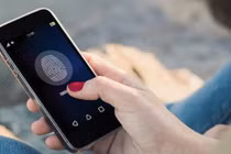 Vì sao không nên mở khóa điện thoại bằng vân tay, khuôn mặt