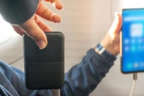 Bỏ túi lưu ý quan trọng khi sạc pin điện thoại trên máy bay 