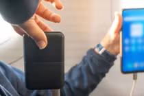 Bỏ túi lưu ý quan trọng khi sạc pin điện thoại trên máy bay 