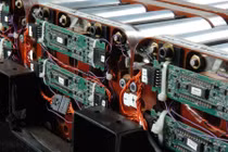 Vi khuẩn 50 triệu năm giúp tái chế pin sạch hơn bao giờ hết