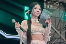 Mai Dora bùng nổ nhan sắc tại fanmeeting T1 