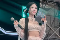 Mai Dora bùng nổ nhan sắc tại fanmeeting T1 