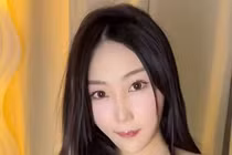 Hot girl gây sốt với màn ăn kem “độc lạ” trên mạng xã hội