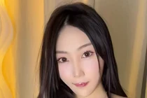 Hot girl gây sốt với màn ăn kem “độc lạ” trên mạng xã hội