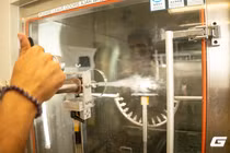 Bên trong phòng lab Apple “tra tấn” iPhone khắc nghiệt