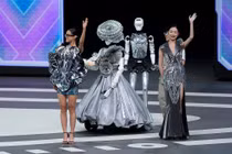 Robot hình người Trung Quốc lộ rõ khoảng cách thực tế