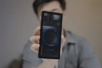 Dù tích hợp công nghệ phức tạp, máy vẫn giữ độ mỏng ấn tượng chỉ 8,9mm và có thể tháo rời toàn bộ hệ thống làm mát.