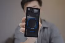 Dù tích hợp công nghệ phức tạp, máy vẫn giữ độ mỏng ấn tượng chỉ 8,9mm và có thể tháo rời toàn bộ hệ thống làm mát.