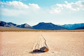 Bí ẩn đá tự di chuyển tại Thung lũng Chết finally được giải mã