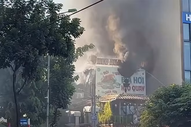 Cháy lớn tại nhà hàng Heo quay Đức Huy ở Hà Nội