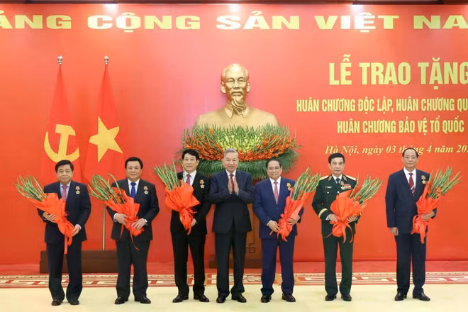 Chủ tịch nước, Thủ tướng, Bộ trưởng Bộ Quốc phòng nhận Huân chương cao quý