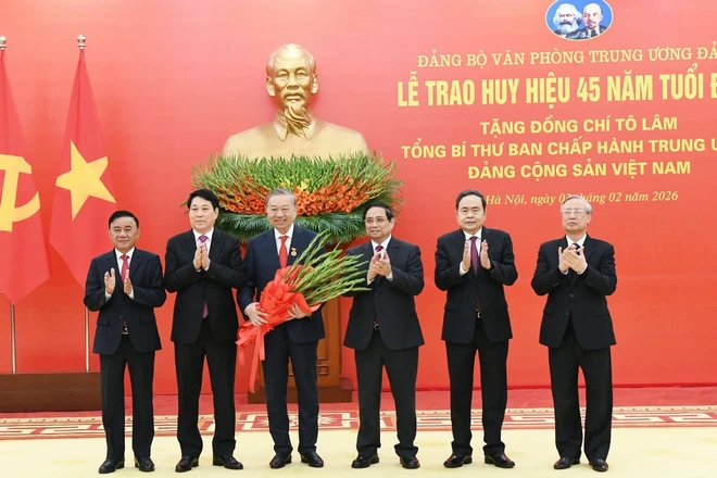 Tổng Bí thư Tô Lâm nhận Huy hiệu 45 năm tuổi Đảng