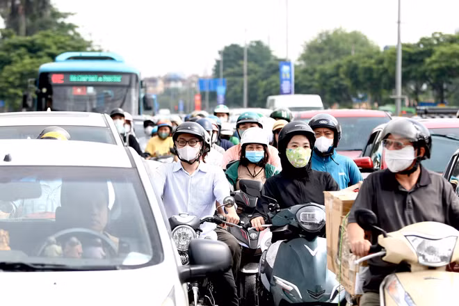 Người lao động trở lại Hà Nội sau kỳ nghỉ 4 ngày, giao thông ùn ứ