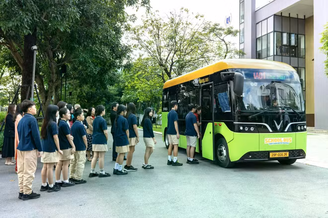 Thấy gì việc Quảng Ninh miễn phí xe buýt điện đưa đón học sinh