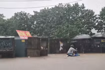 Mưa lớn gây ngập sâu tại Hà Nội sáng 7/10