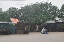 Mưa lớn gây ngập sâu tại Hà Nội sáng 7/10