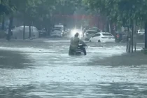 Hà Nội ngập sâu do mưa lớn, giao thông hỗn loạn