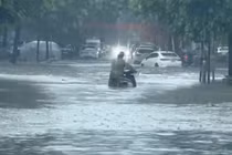 Hà Nội ngập sâu do mưa lớn, giao thông hỗn loạn