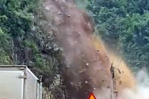 Sạt lở nghiêm trọng trên Quốc lộ 4G, giao thông tê liệt cục bộ ở Sơn La