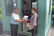 Người phụ nữ bật khóc nhận lại số tiền đánh rơi trong bệnh viện