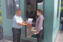 Người phụ nữ bật khóc nhận lại số tiền đánh rơi trong bệnh viện