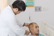 Đại phẫu trong đêm cứu sống du khách nước ngoài bị chấn thương sọ não nặng tại Phú Quốc