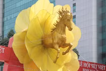 Linh vật ngựa bay từ hoa mai gây sốt tại lễ hội Tết Việt TP HCM