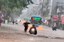 Bão số 10 gây ngập lụt Hà Nội- Cần quy chuẩn ứng phó rõ ràng