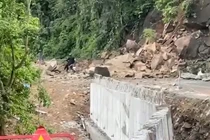 Quốc lộ 28B qua đèo Đại Ninh tắc nghẽn vì sạt lở đất đá