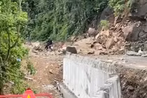 Quốc lộ 28B qua đèo Đại Ninh tắc nghẽn vì sạt lở đất đá