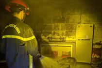 Cháy nhà lúc rạng sáng ở Đà Lạt, 4 người trong gia đình bị mắc kẹt