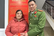 Trang sức bằng vàng bị bỏ quên trong áo quần cũ gửi tặng bà con vùng lũ