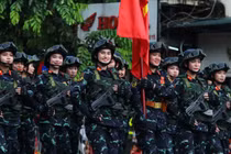 Các khối diễu binh, diễu hành đi giữa vòng tay của nhân dân