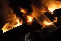 Kho xưởng ở Hà Nội bốc cháy ngùn ngụt, cột khói cao hàng trăm mét