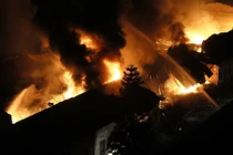 Kho xưởng ở Hà Nội bốc cháy ngùn ngụt, cột khói cao hàng trăm mét